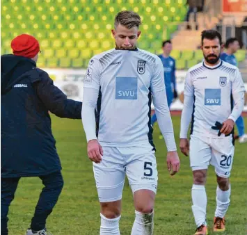  ?? Archivfoto: Horst Hörger ?? Das Spiel gegen Schott Mainz vom 9. Dezember ist das bislang letzte Regionalli­ga Spiel auf Ulmer Boden. Damals war der Platz allerdings noch grün und nicht weiß vom vielen Schnee wie derzeit. FUSSBALL