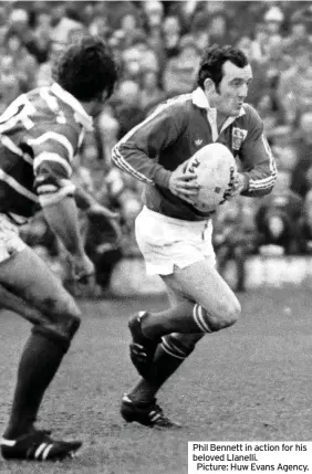  ?? ?? Phil Bennett in action for his beloved Llanelli.
Picture: Huw Evans Agency.