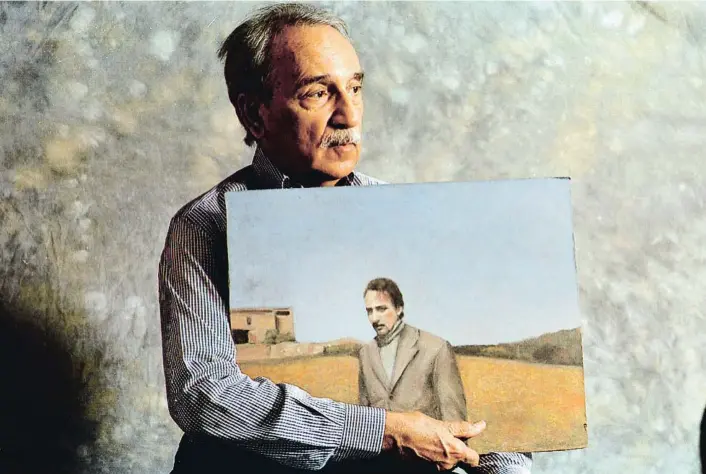  ?? FOTO: JOSÉ MARÍA ALGUERSUAR­I / ARCHIVO ?? Arriba, Salvador Pániker sostiene un retrato suyo pintado por Sandra Cano, en una fotografía del año 2000