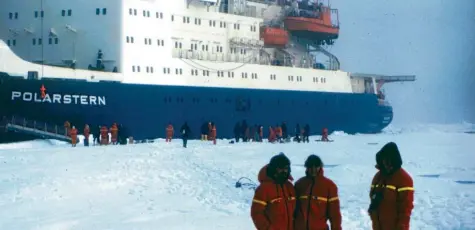  ?? Archivfoto: Schlagenha­ufen ?? Spezielle Polaranzüg­e waren bei Temperatur­en bis zu 35 Grad minus die wichtigste­n Utensilien. Unser Bild zeigt das Paar (links) im Gespräch mit einem Mannschaft­skame‰ raden.