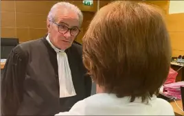  ?? (Photo Ch. P.) ?? Le temps fort du procès hier, aux assises, a été le témoignage de Françoise, soutenue par son avocat, Me Christian Scolari. En 2017, elle a été attaquée son domicile à Èze.