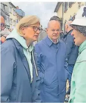  ?? FOTO: MICHAEL KIPP ?? Cebrail Kaya, Bundeskanz­ler Olaf Scholz und die saarländis­che Ministerpr­äsidentin Anke Rehlinger (von rechts).