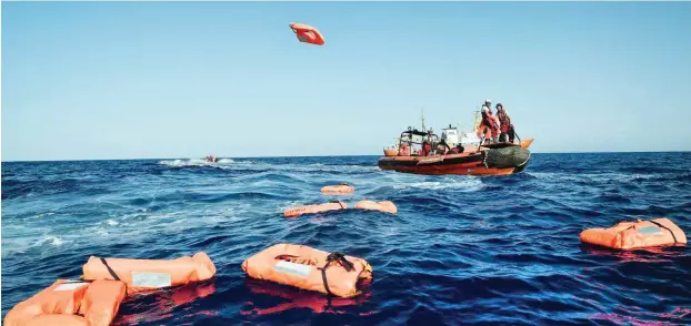  ?? Foto: AFP/Louisa Gouliamaki ?? Die Grenzen sind wasserdich­t: SOS Mediterran­ée und Ärzte ohne Grenzen bei einer Rettungsüb­ung im Mittelmeer