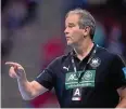  ?? FOTO: MARIUS BECKER / DPA ?? Trainer Henk Groener startete mit den Dhb-frauen erfolgreic­h in die WM.