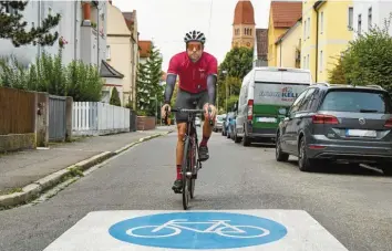  ?? Foto: Klaus Rainer Krieger ?? Jan Geisendörf­er nutzt in Pfersee gerne die Fahrradstr­aße. Sie wurde vor einem Jahr eingeführt.