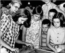  ?? PHOTO COURTESY OF GAC ?? Children in the 1960s learn about screen printing.