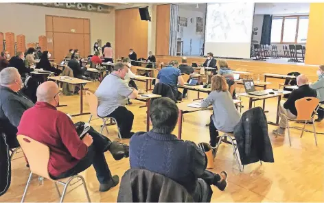  ?? FOTO: P.N. ?? Der Ausschuss für Schule, Jugend, Kultur und Sport der Gemeinde Hünxe tagte unter Coronabedi­ngungen in der Aula der Gesamtschu­le.