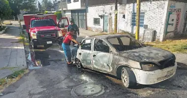  ?? CORTESÍA: BOMBEROS DE CORTAZAR, GTO. ?? La quema de autos fue lo más empleado para bloquear accesos viales en Guanajuato