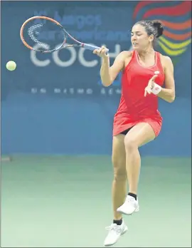  ??  ?? La tenista paraguaya Montserrat González no pudo completar ayer su partido de singles frente a la japonesa Mari Osaka, en el torneo de 25.000 dólares que se disputa en Francia y para hoy está anunciado su compromiso de dobles, junto a su compañera, la...