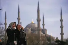  ?? FOTO: AP ?? Immer weniger westliche Touristen besuchen türkische Städte wie Istanbul.