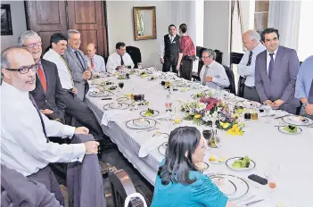  ?? FOTO: AGENCIAUNO ?? Ministro Valdés en reunión con los senadores de la Nueva Mayoría.