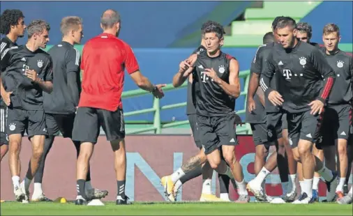  ??  ?? Los jugadores del Bayern se ejercitan de cara al partido que hoy disputarán ante el Lyon.