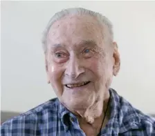  ?? ANGELA ROWLINGS / HERALD FILE ?? ‘ONLY SURVIVOR’: Veteran Martin Gelb talks about his experience fighting in World War II.