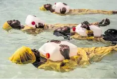  ?? BILD: ANNA BOYIAZIS ?? Ein Stück Freiheit: Schwimmunt­erricht Sansibar für Frauen auf