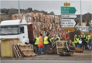  ?? (Reuters) ?? DEMONSTRAT­ORS WEARING yellow vests, the symbol of a French drivers’ protest against higher diesel fuel prices, occupy a roundabout in Gaillon yesterday.