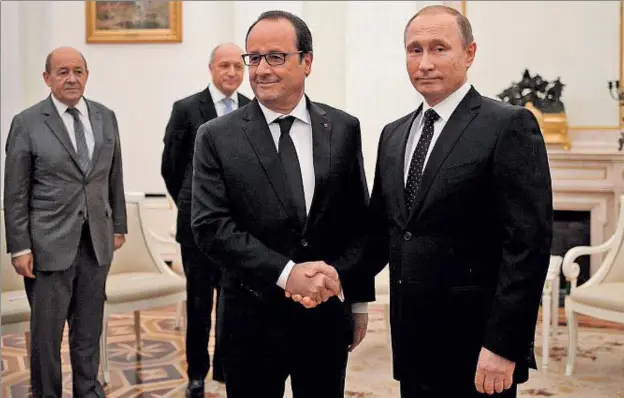  ?? STEPHANE DE SAKUTIN / AFP ?? El presidente francés, François Hollande, y su homólogo ruso, Vladímir Putin, ayer en el Kremlin