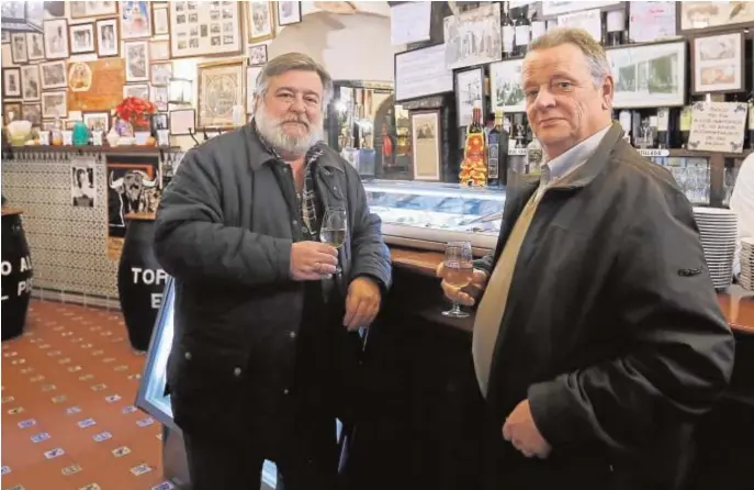  ??  ?? Javier Tafur y Vicente Torres-Esquivias (VIC) autores del «Tabernario Sentimenta­l», ayer en la Taberna El Pisto, en la plaza de San Miguel