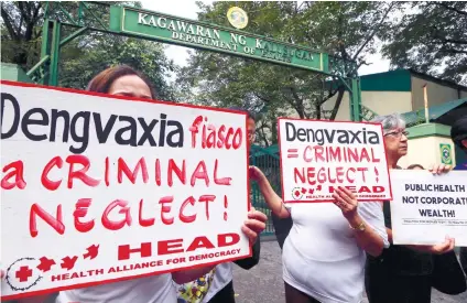  ?? AP FOTO ?? ACCOUNTABI­LITY. Protesters outside the Department of Health demand accountabi­lity for government officials who had a hand in the release of the anti-dengue vaccine Dengvaxia to over 700,000 children.