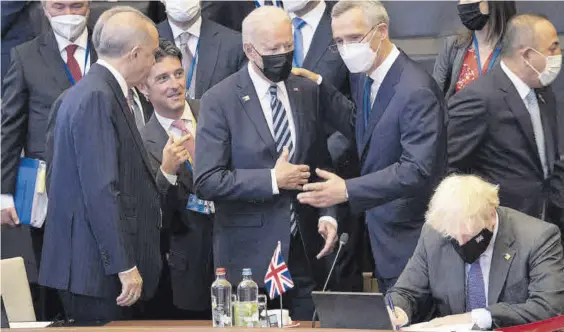  ?? BRENDAN SMIALOWSKI / AFP ?? ▶▶ Joe Biden, entre el presidente turco, Recep Tayyip Erdogan (izquierda) y el secretario general de la OTAN, Jens Stoltenber­g, ayer, en Bruselas.