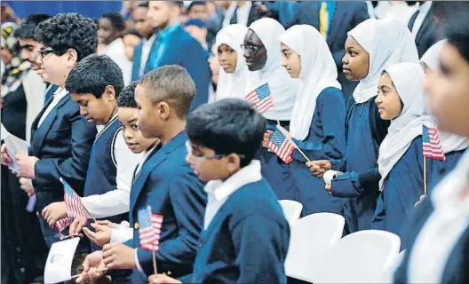  ?? MANDEL NGAN / AFP ?? Un país d’immigrants. Uns
nens amb banderes nord-americanes durant un discurs del president Obama a Maryland, el 2016