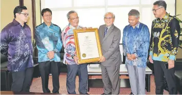  ??  ?? Kadim (third left) presents the letter of appointmen­t to Jabu. From left are Mohd Husaini, Henry, Mohd Fadzil and Abang Ekhsan.