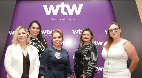  ?? Esteban Monge/La República ?? Melissa Rivera, gerente Seguros de Afinidad, Shirley Calderón, gerente Seguros Salud, Vida y Beneficios, Mónica Guzmán, gerente general, Verónica Ureña, gerente Seguros Corporativ­os y Maricela Brenes, gerente Comercial.