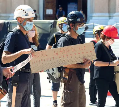  ??  ?? Insieme Un momento della manifestaz­ione dei lavoratori dello spettacolo in piazza Maggiore