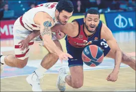  ?? FOTO: EFE ?? James y Shields pelean por un balón. El Baskonia sudó para ganar