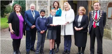  ?? Picture: Gemma Davidson ?? Academy Trustee Jane Peters, Cllr John Kaiser, children from Earley St Peter’s School, The Coombes Primary School headteache­r Aly Atkins, Fiona Craig from The Keys Academy, Earley St Peter’s Primary School headteache­r Hester Wooller and Cllr Michael...