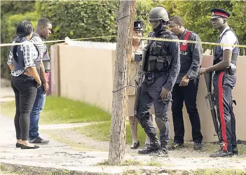  ?? GLADSTONE TAYLOR
PHOTOS ?? Police personnel cordon off a section of Norman Avenue in Norman Gardens yesterday after an alleged wanted man was killed at a premises.