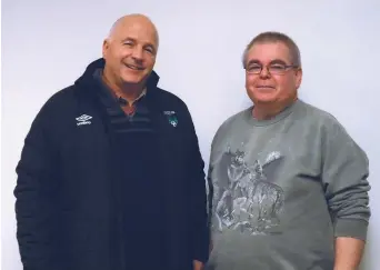  ?? - Acadie Nouvelle: Sébastien Lachance ?? Kevin Topolniski, le président de Soccer NB, et Dave Turnbull, le nouveau président du Club de soccer de Grand-Sault.