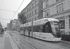  ?? ANGELA PETERSON / MILWAUKEE JOURNAL SENTINEL ?? A Hop streetcar makes its way down East St. Paul Avenue in Milwaukee last month.