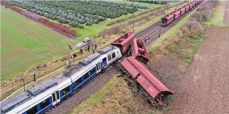  ?? FOTO: CHRISTOPH REICHWEIN ?? Die Luftaufnah­me zeigt das Ausmaß der Zerstörung am RE 7 des „National Express“und am Güterzug von DB Cargo.
