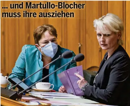  ?? KEYSTONE ?? Nationalra­tspräsiden­tin Isabelle Moret forderte Magdalena Martullo-Blocher auf, die Atemschutz­maske auszuziehe­n.