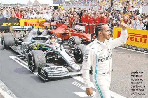  ?? Reuters ?? Lewis Hamilton celebra ayer, su cuarto triunfo en la temporada de F1.