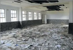  ?? Pictures: MICHAEL PINYANA ?? WASTING AWAY: Above and below, a derelict, empty school building in Tuku village in Peddie, which is one of many abandoned schools in the Eastern Cape