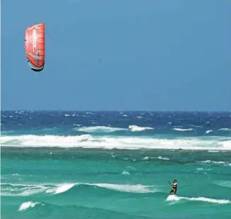  ?? GARY LAWRENCE ?? L’île d’Aruba est plus connue pour la vélocité de ses vents que pour la férocité des ouragans: située à 25km des côtes vénézuélie­nnes, elle figure sous la trajectoir­e habituelle des mégatempêt­es.