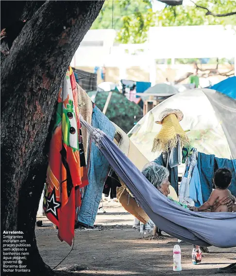  ??  ?? Ao relento. Imigrantes moraram em praças públicas sem acesso a banheiros nem água potável; governo de Roraima quer fechar fronteira