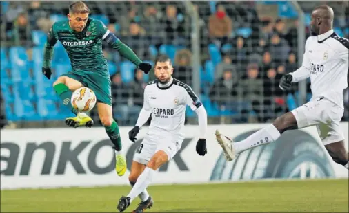  ??  ?? JOAQUÍN LO INTENTÓ. El capitán, que fue de los más activos en ataque para el Betis, durante un lance del encuentro.