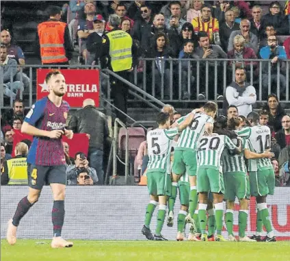  ?? FOTO: PEP MORATA ?? El Betis dinamitó el Camp Nou Y un único acertante del Pleno al 15 se llevó de premio casi 1,2 millones de euros