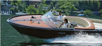  ?? Foto: Graf ?? So sieht es aus, wenn Florian Graf sich mit seinem Boot auf dem Lago Maggiore für den Fotografen ins Zeug legt.