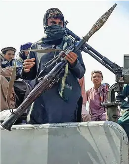  ??  ?? Bewaffnete Kämpfer der Taliban: Die radikalisl­amische Miliz hat die Hauptstadt Kaubl innert Kürze eingenomme­n.