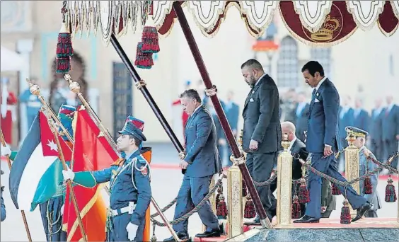  ?? ABDELJALIL BOUNHAR / AP ?? Encuentro de reyes. Mohamed VI (centro) junto a Abdalah II en el Palacio Real durante la visita a Marruecos
del rey jordano en marzo