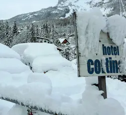  ?? (Fotoserviz­io Zanfron) ?? In pieno centro Qui sopra una ruspa spazza via cumuli di neve in centro a Cortina dove, tra mercoledì e ieri, si sono accumulati 55 centimetri di neve.