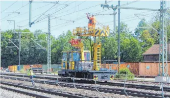  ?? ARCHIVFOTO: ELKE OBERLÄNDER ?? Nach der Elektrifiz­ierung der Südbahn (hier bei Ravensburg) sollte bald auch die Bodensee-Gürtelbahn mit Strom versorgt werden, fordert Verbandsdi­rektor Wilfried Franke.