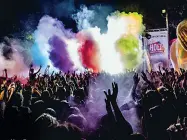  ?? Programma ?? Dall’alto i tradiziona­li fuochi a Cesenatico, Radio Deejay a Riccione e un momento dell’Holi Festival