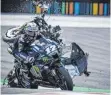  ?? FOTO: IMAGO IMAGES ?? Auch Rossis Teamkolleg­e Maverick Viñales wurde vom herumflieg­enden Motorrad nur knapp verfehlt.