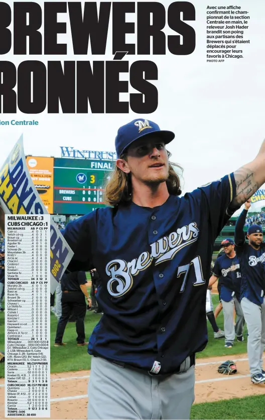  ?? PHOTO AFP ?? Avec une affiche confirmant le championna­t de la section Centrale en main, le releveur Josh Hader brandit son poing aux partisans des Brewers qui s’étaient déplacés pour encourager leurs favoris à Chicago.