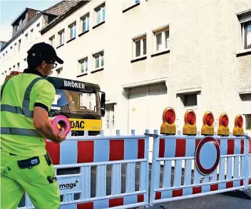  ?? FOTO: SASCHA RXKENS ?? Die Sophienstr­aße war auch gestern noch gesperrt. Möglicherw­eise wird das auch bis Montag so bleiben.