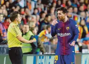  ??  ?? Barcelona’s Lionel Messi protests with the assistant referee after his goal was disallowed. REUTERS PIC